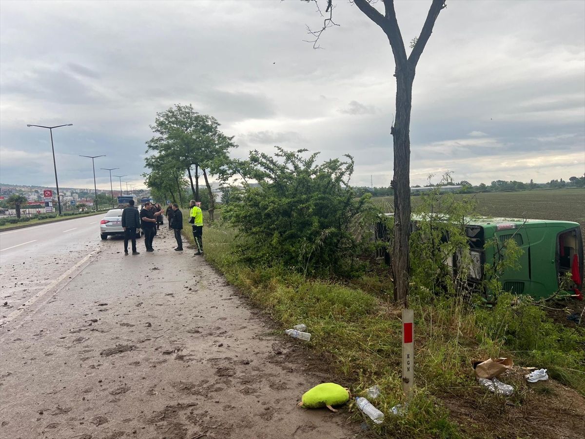 Biga’da Tur Otobüsü Devrildi, 46 Yaralı