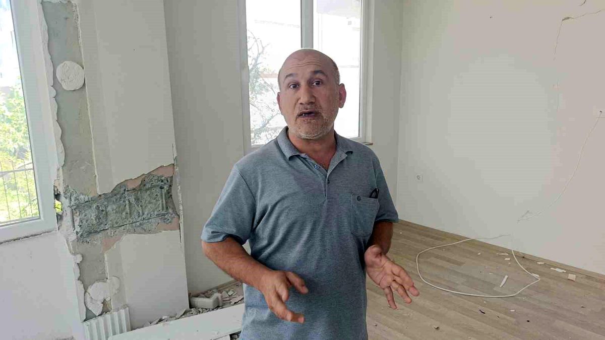 Manavgat’ta Çatlayan Apartman Korkutuyor
