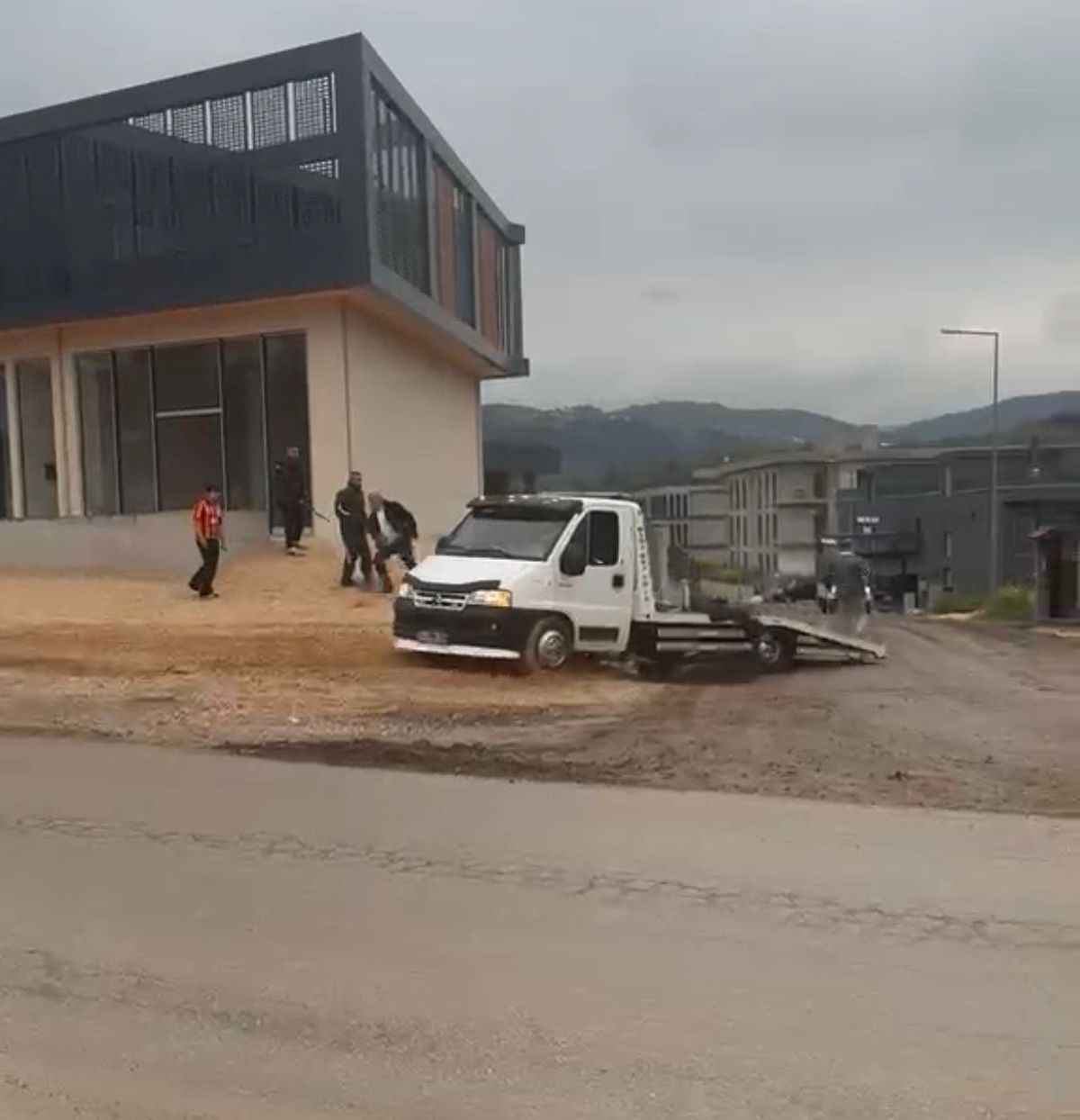 Bursa’da çekici sürücüsü tartıştığı kişilere aracını sürdü, sopayla saldırdı