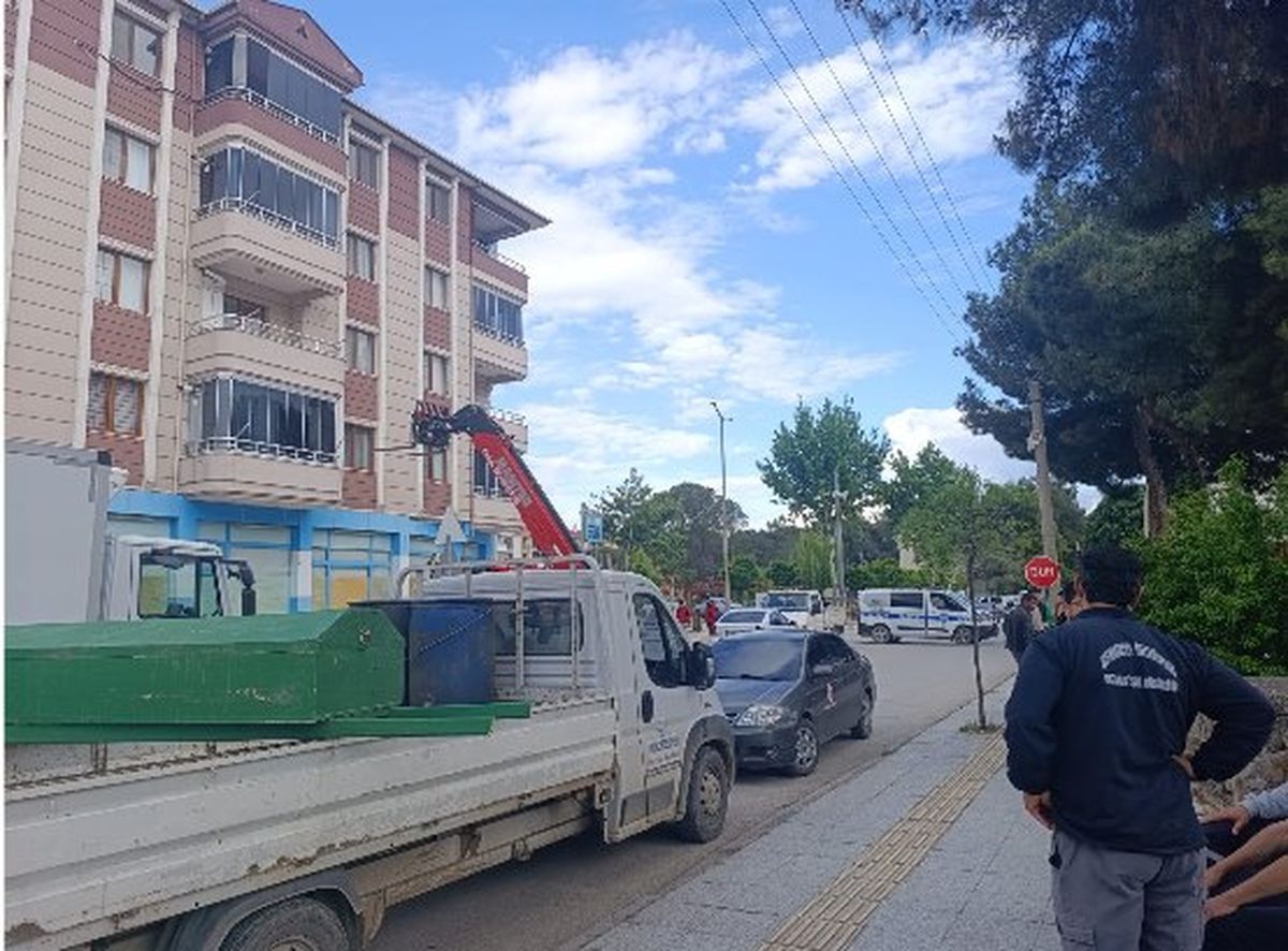 Osmancık’ta Yalnız Yaşayan Adamın Cenazesi Forkliftle İndirildi