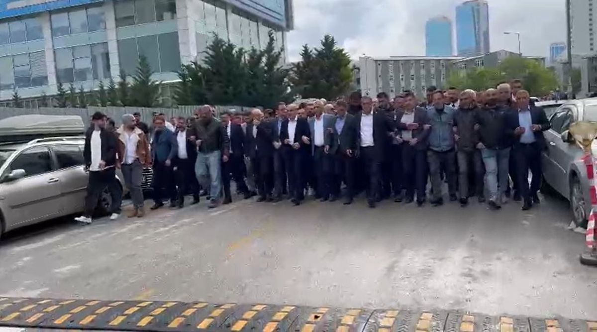 CHP’de tahliye gerginliği: İki grup arasında taş ve su şişesi kavgası