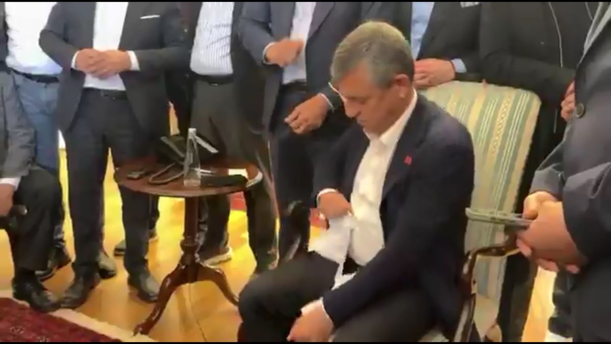 Özgür Özel Tebliği Yırttı
