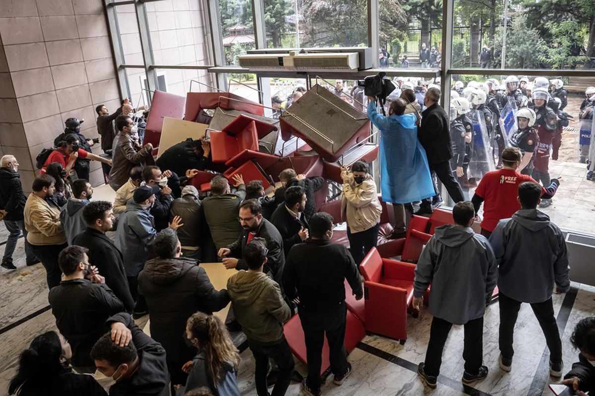 CHP Genel Merkezi arbede sonrası savaş alanına döndü