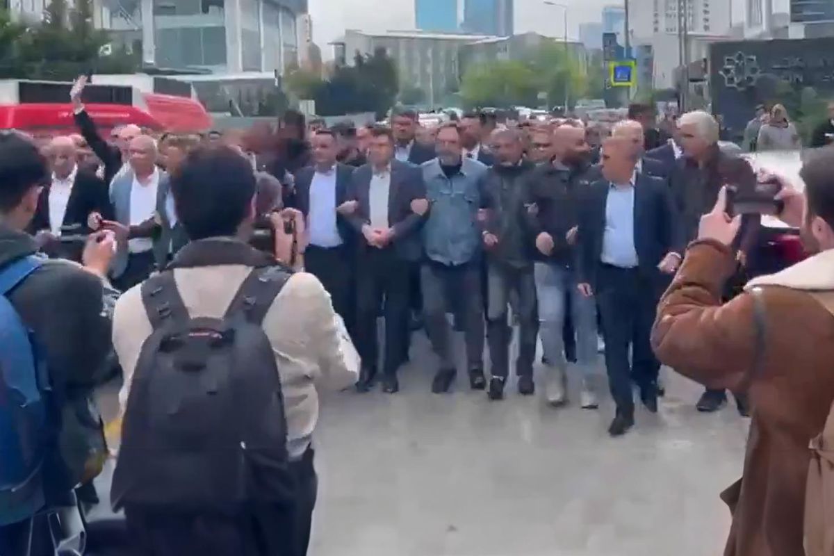 CHP Genel Merkezi’ndeki arbedeyi başlatan görüntüler! Kol kola girip yürüdüler