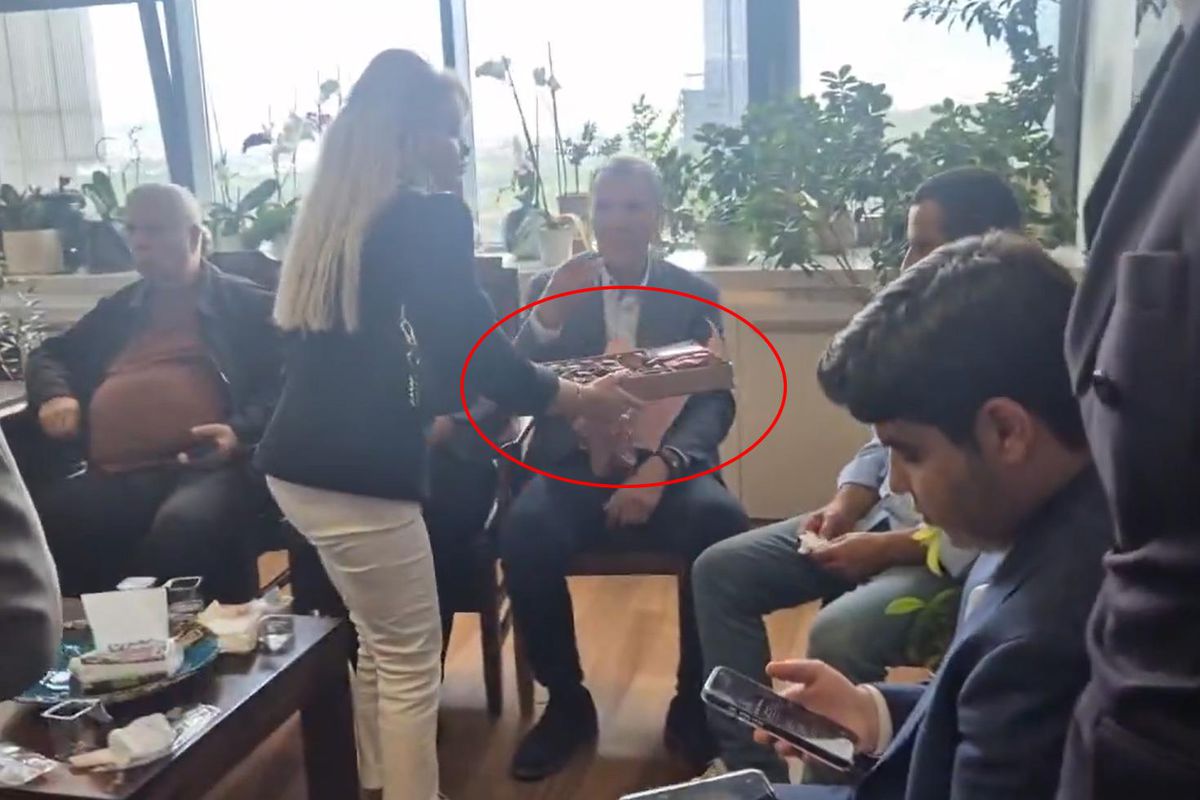 CHP Genel Merkezi’ne giren Kılıçdaroğlu’nun ekibi çikolata dağıttı