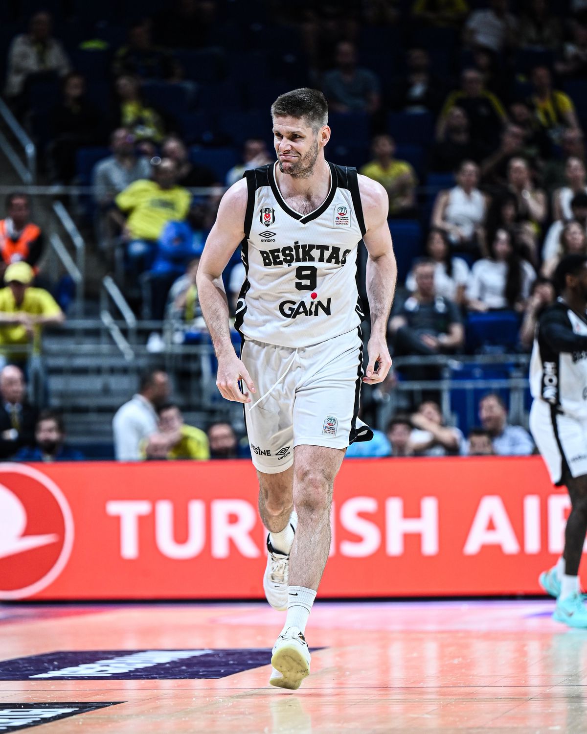 Beşiktaş GAİN Fenerbahçe’yi Yendi
