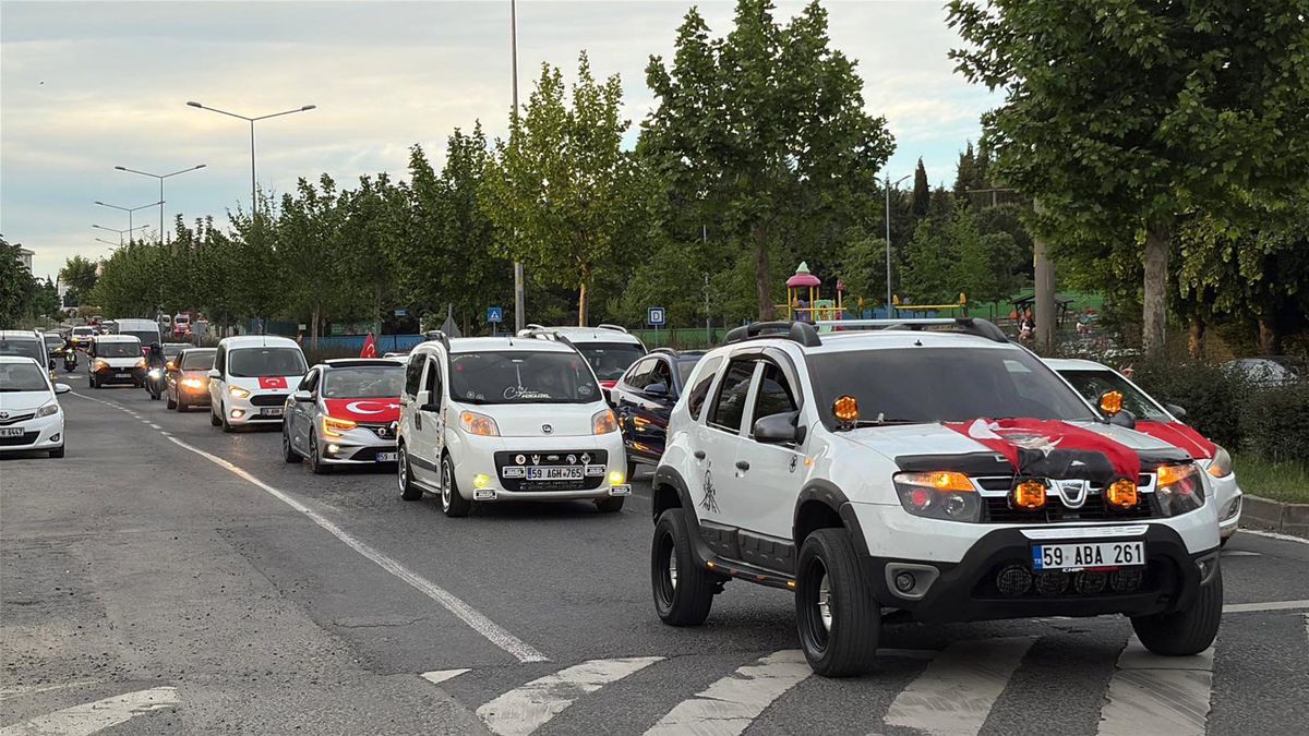 Çorlu’da şehit polisler için bayraklı konvoy