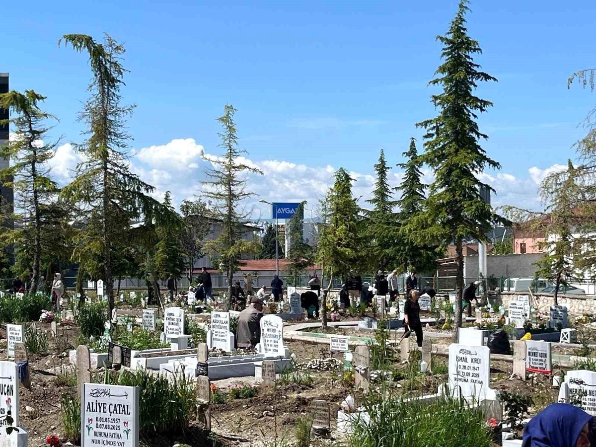 Çorum’da Mezarlık Ziyaretleri Yoğunlaştı