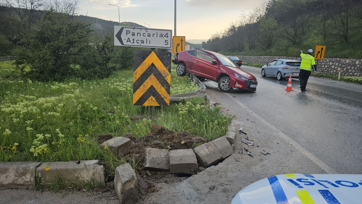 Çorum’da Trafik Kazası: 3 Yaralı