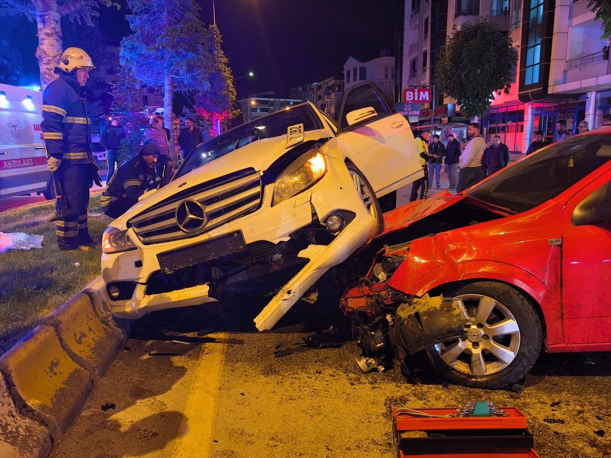Çorum’da Trafik Kazası: 3 Yaralı