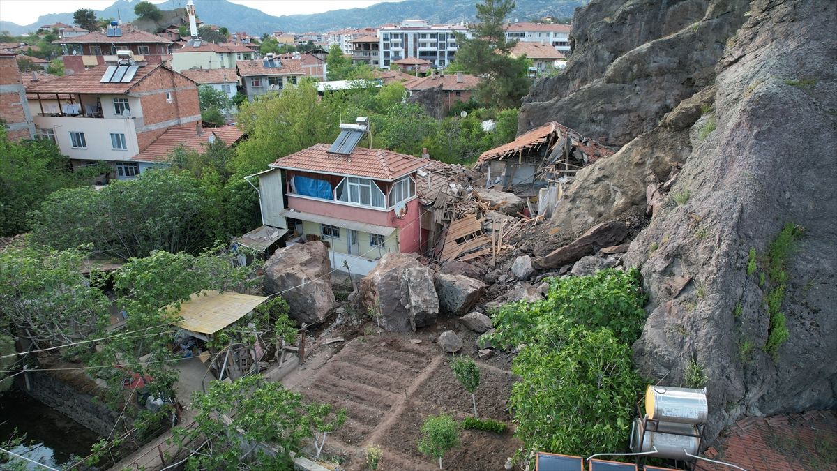 Osmancık’ta Kaya Parçaları Evleri Vurdu