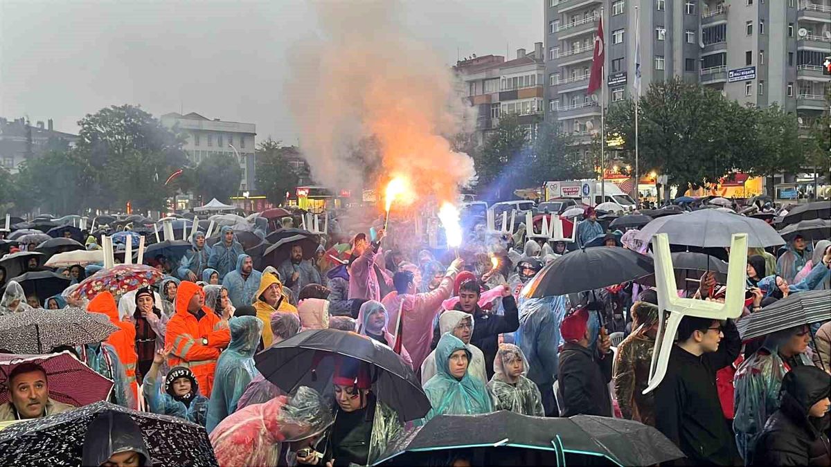 Çorum FK Taraftarları Yağmurda Finali İzledi