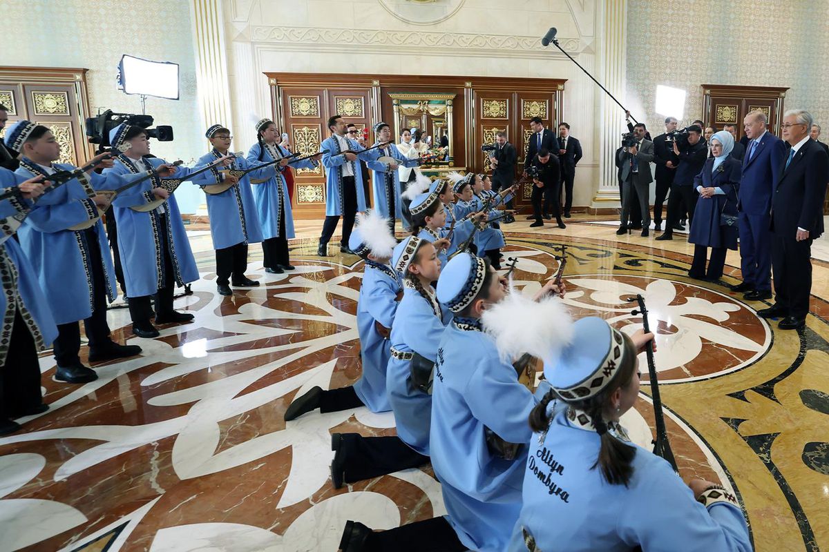 Erdoğan’a Kazakistan’da Dombra sürprizi