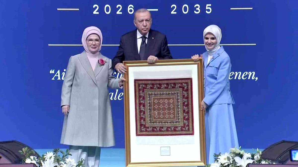 Cumhurbaşkanı Erdoğan’a takdim edilen ‘Pazırık halısı’ 360 bin ilmekle işlendi
