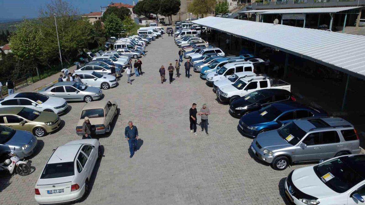 Demirci’de klasik otomobil rüzgarı