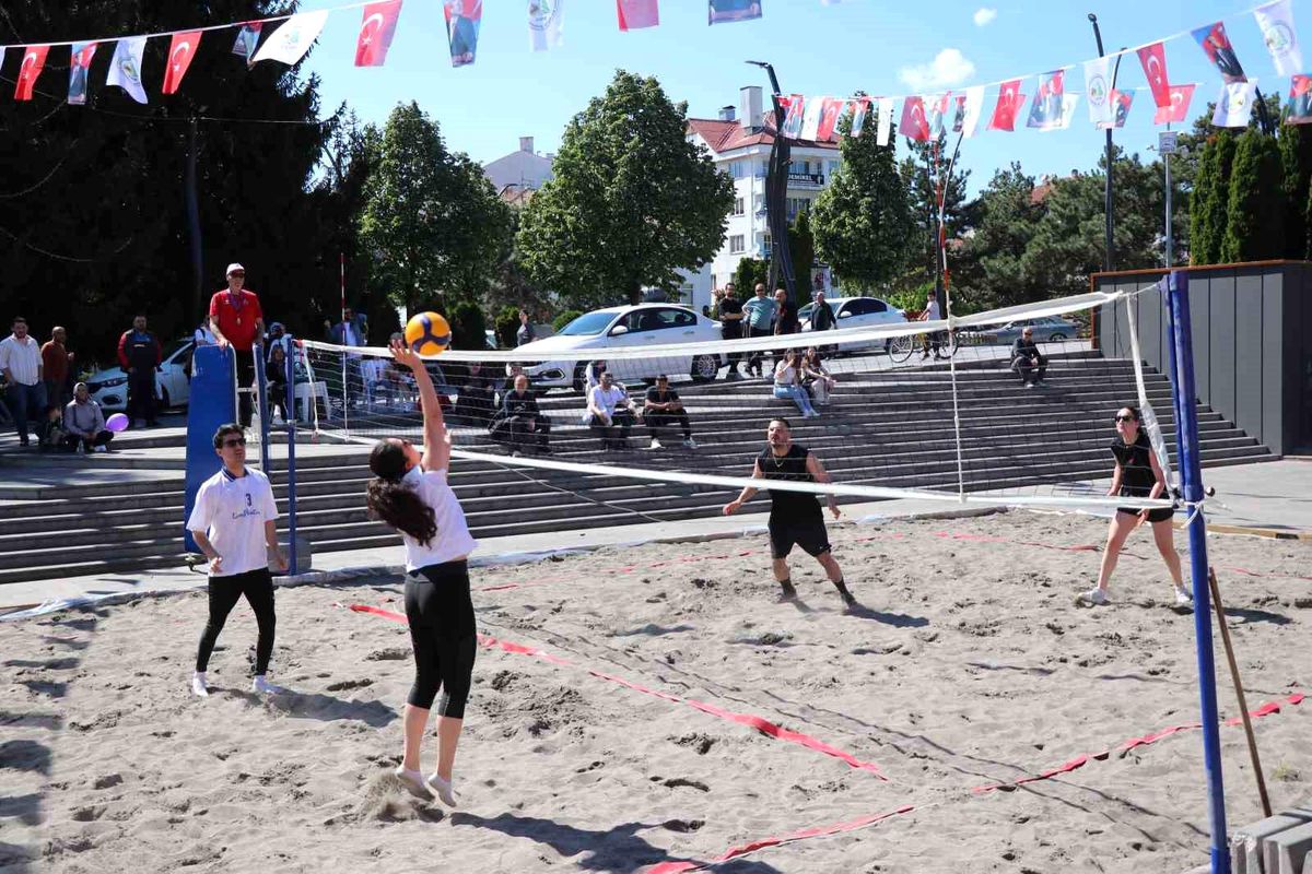 Denizi olmayan Bolu’da plaj voleybolu oynadılar