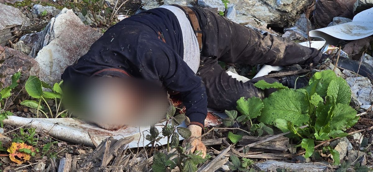 Dere kenarında bıçaklanarak öldürülmüş erkek cesedi bulundu