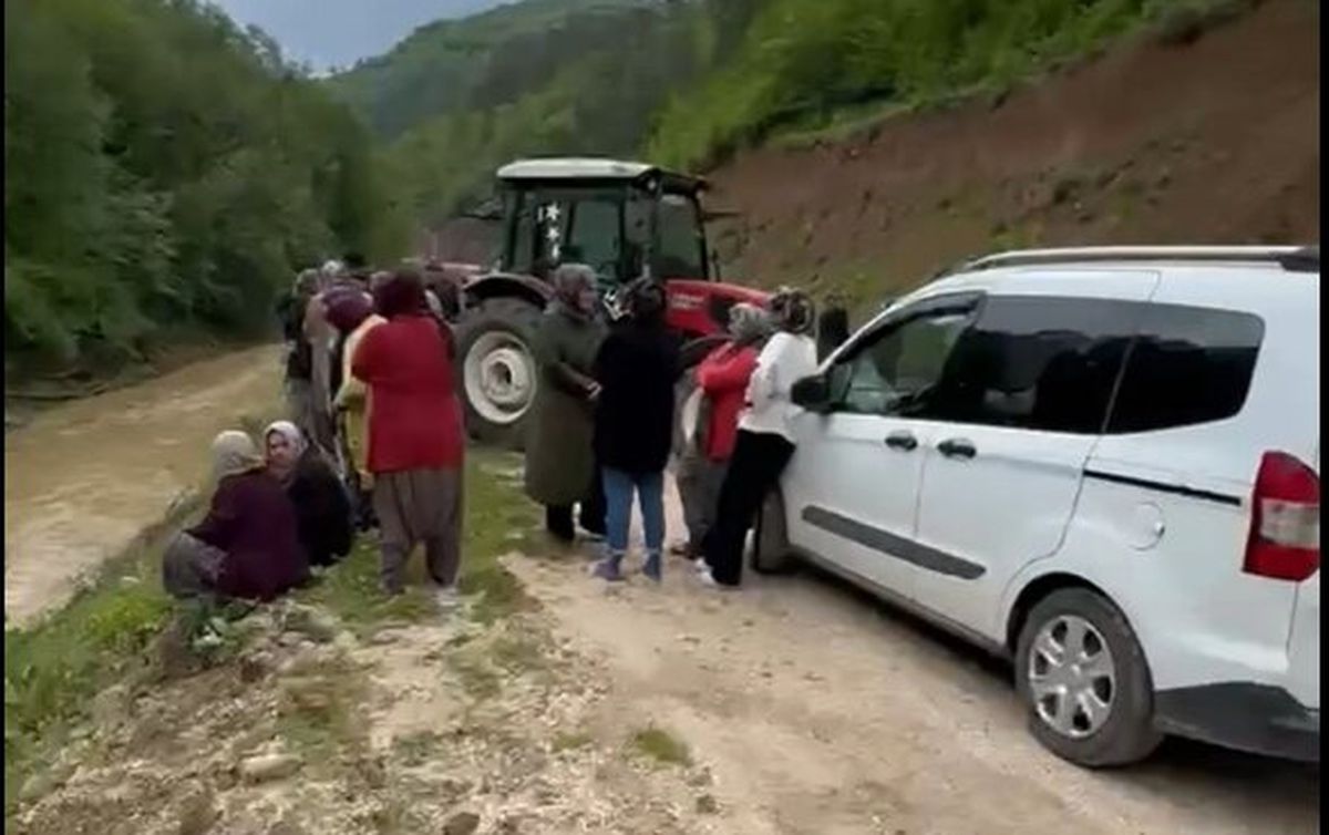 Yığılca’da otomobil dereye uçtu