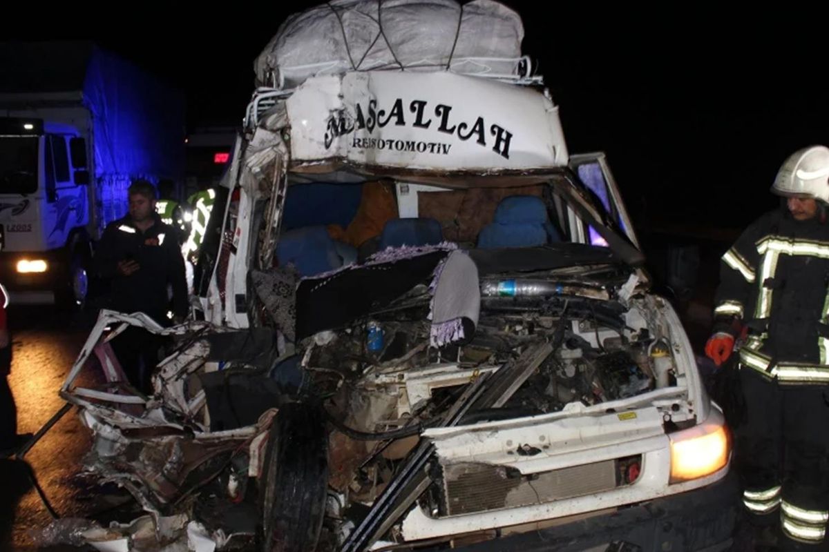 Aksaray’da Minibüs TIR’a Çarptı: 12 Yaralı