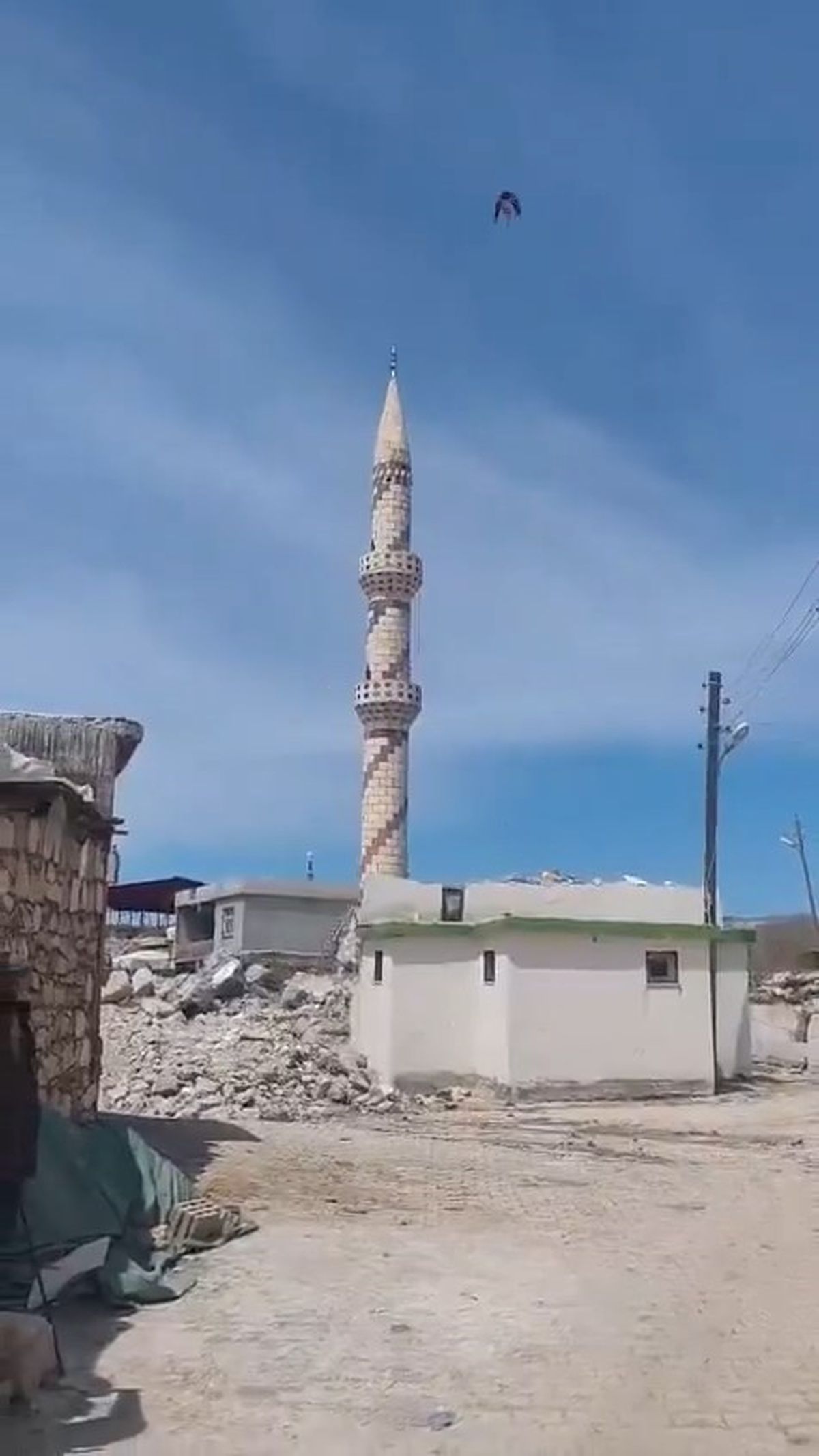 Diyarbakır’da Hasar Gören Cami Minaresi Yıkıldı