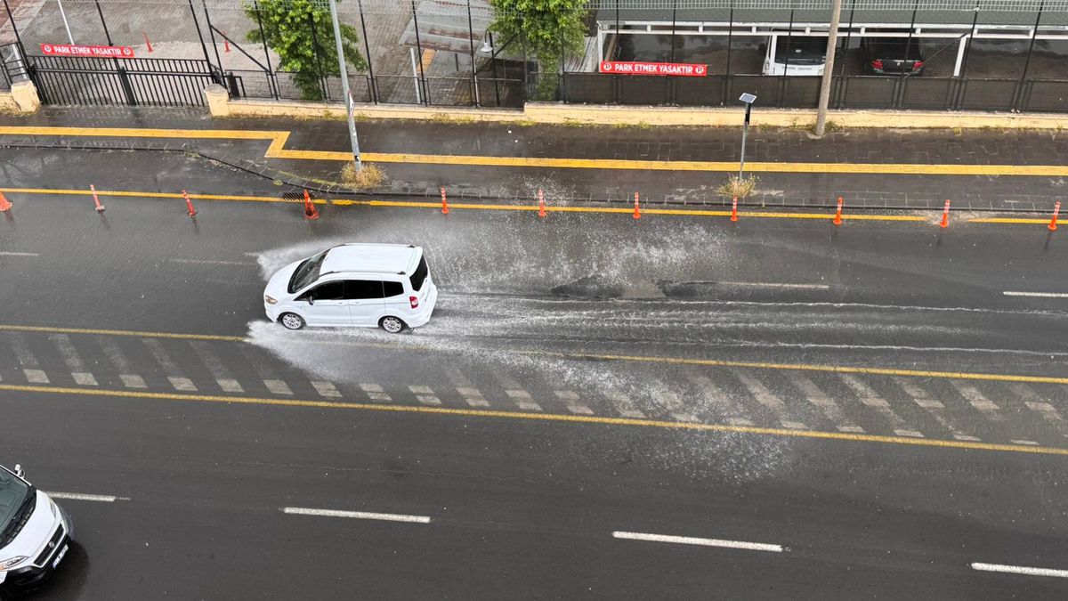 Diyarbakır’da Sağanak Yağış Hayatı Olumsuz Etkiledi