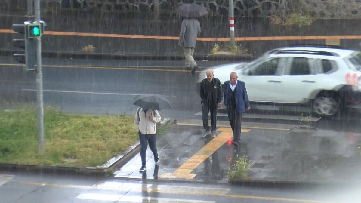 Diyarbakır’da Sağanak Felç Etti
