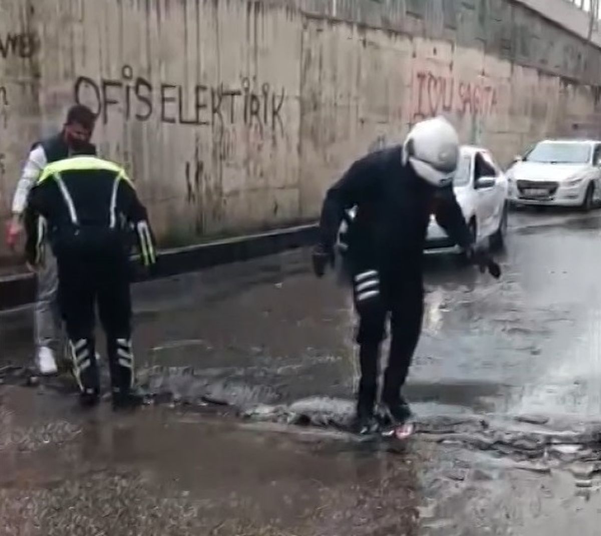 Diyarbakır’da Trafik Polisi Çöpleri Temizledi