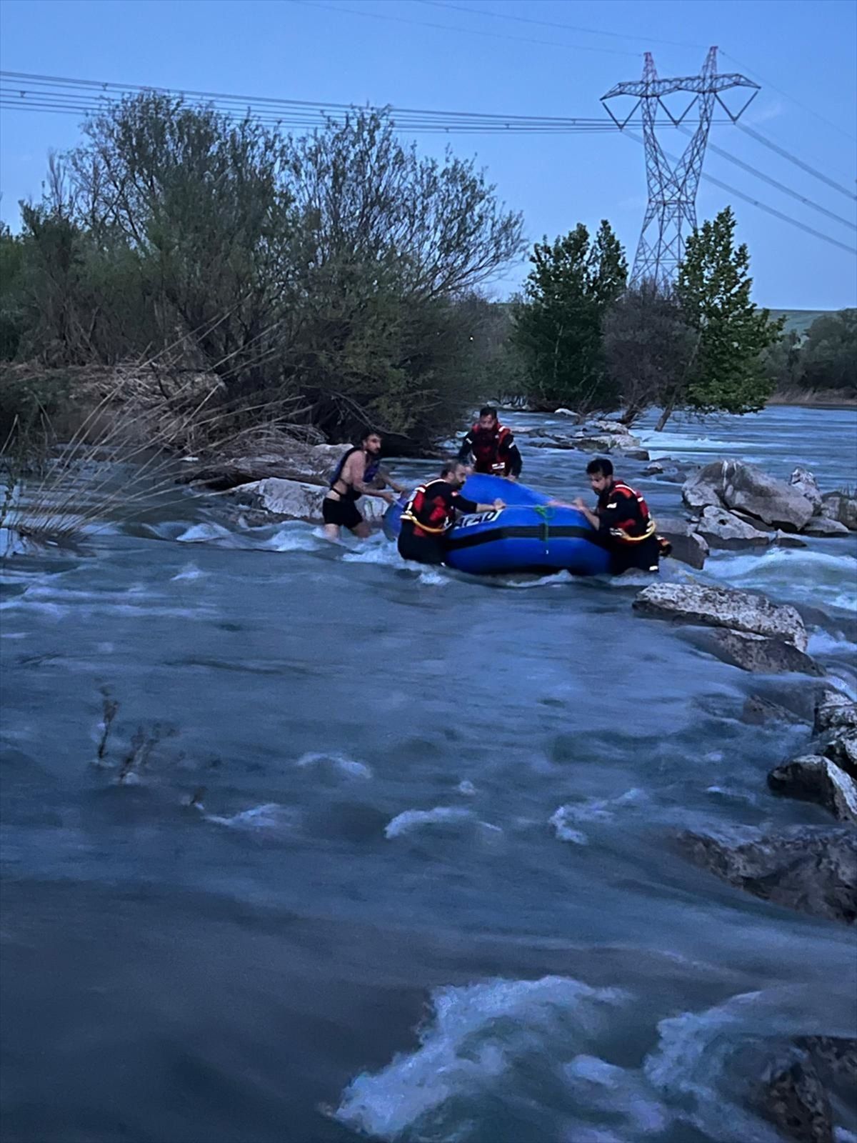 Dicle Nehri’nde Mahsur Kalan Genç Kurtarıldı