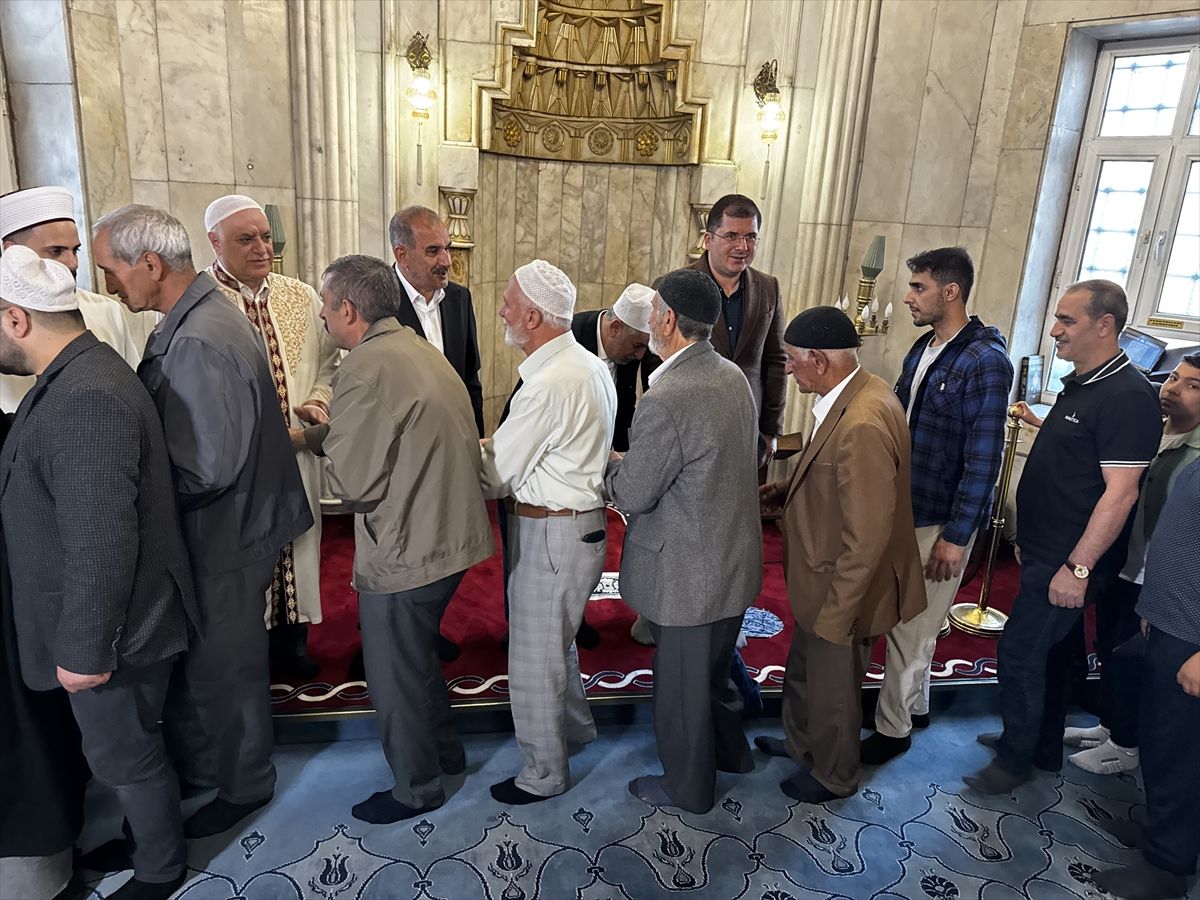 Kurban Bayramı Namazları Camilerde Kılındı