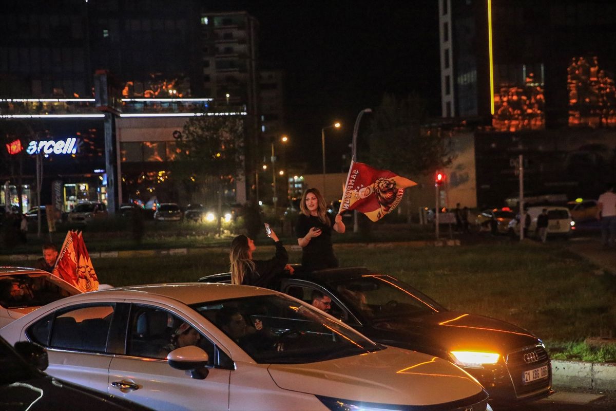 Galatasaray şampiyonluğu 7 ilde kutlandı