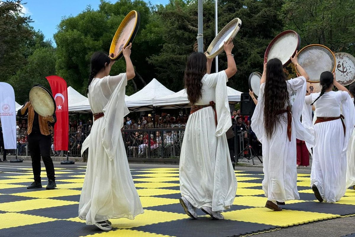 Diyarbakır’da 19 Mayıs, erbane ve Kürtçe müziklerle kutlandı