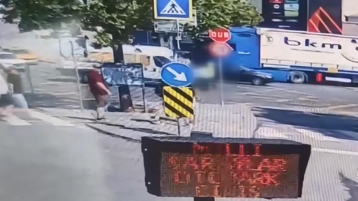 Dolmabahçe’de Polis Memuruna Araç Çarptı