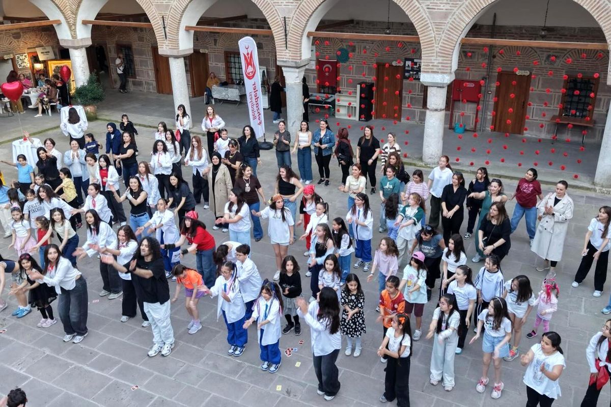 Dünya Dans Günü’nde renkli görüntüler
