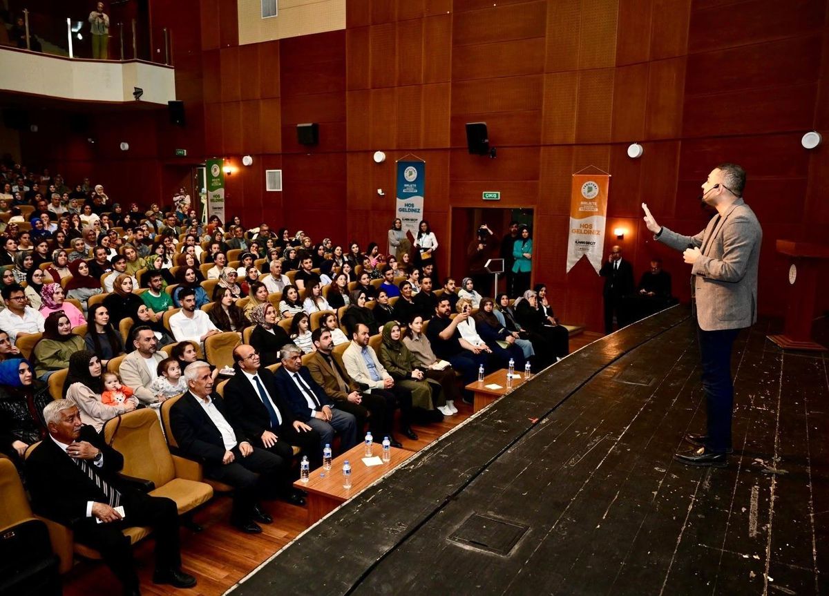 “Duyulmayan çocuk, yorgun anne-baba, kaybolan iletişim” konferansına yoğun ilgi