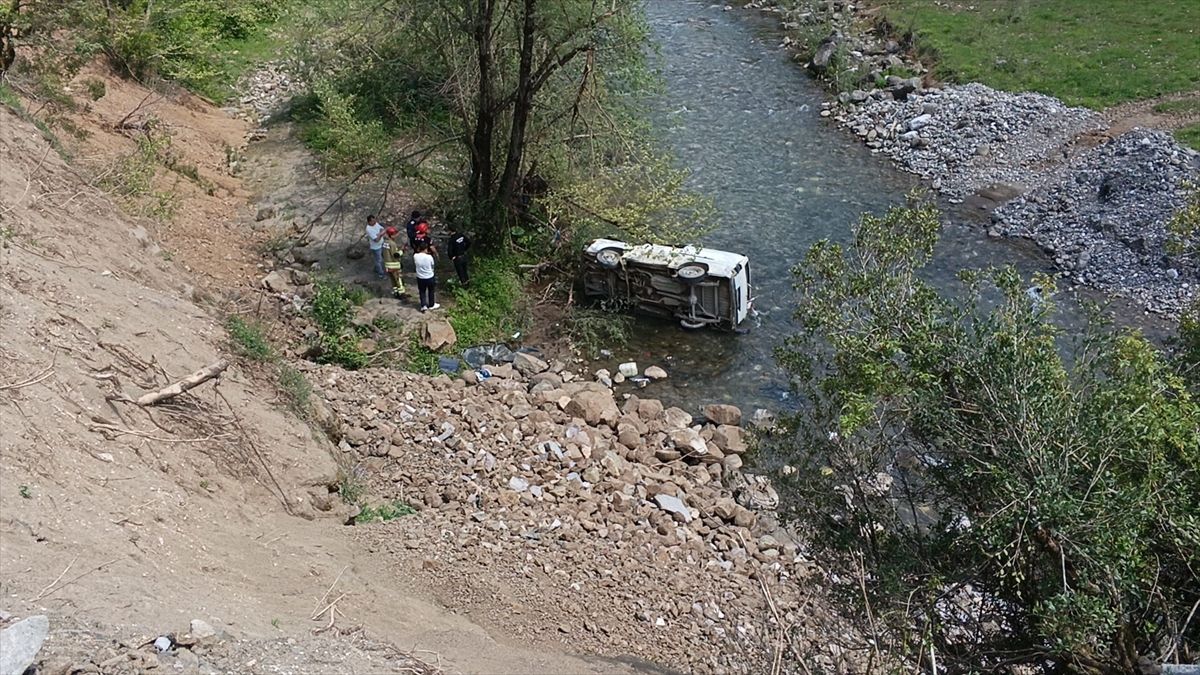 Yığılca’da Kamyonet Dereye Devrildi: 1 Ölü