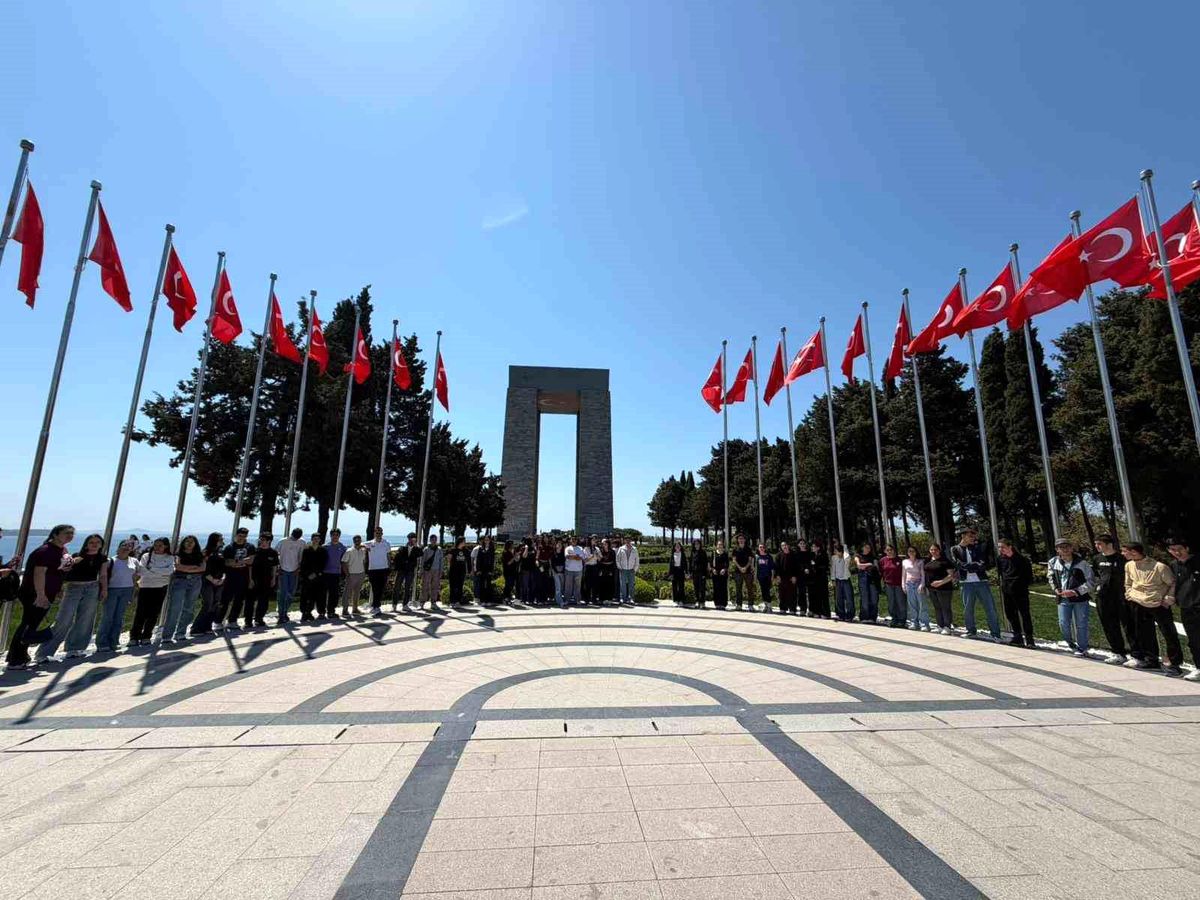 Eceabat’ta Gençler Tarihi Ruha Sahip Çıkıyor