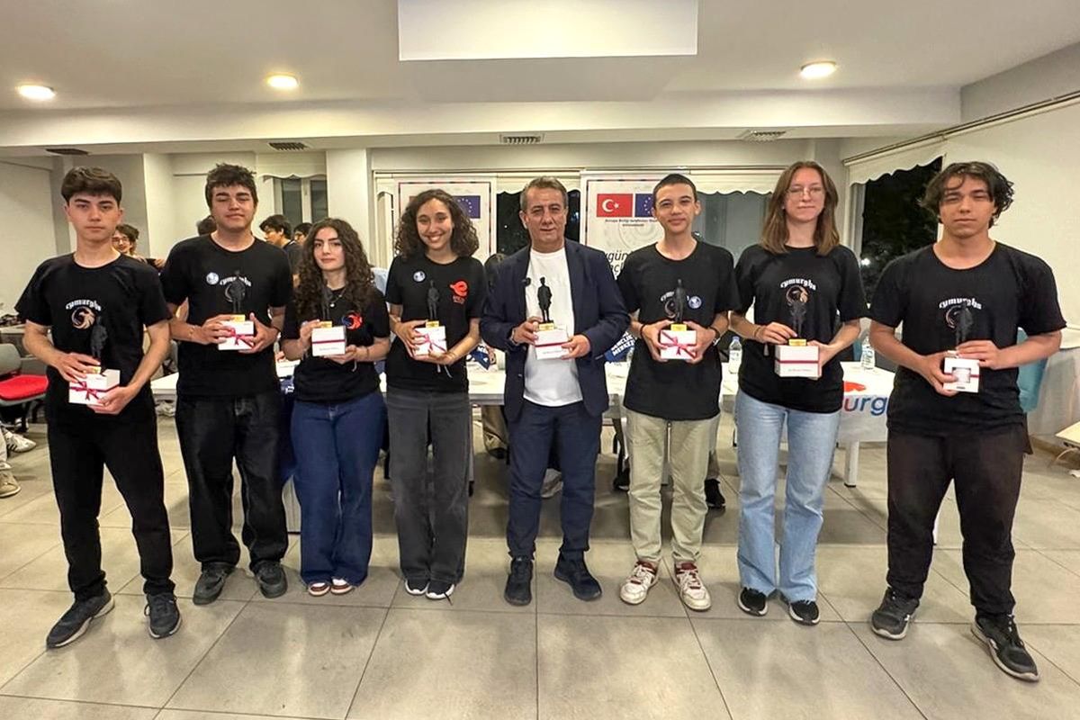Efeler’de genç yazılımcılar tasarladı, Başkan Yetişkin tebrik etti