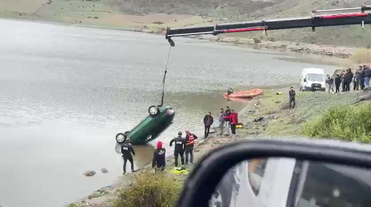 El freni çekilmeyen otomobil gölete düştü