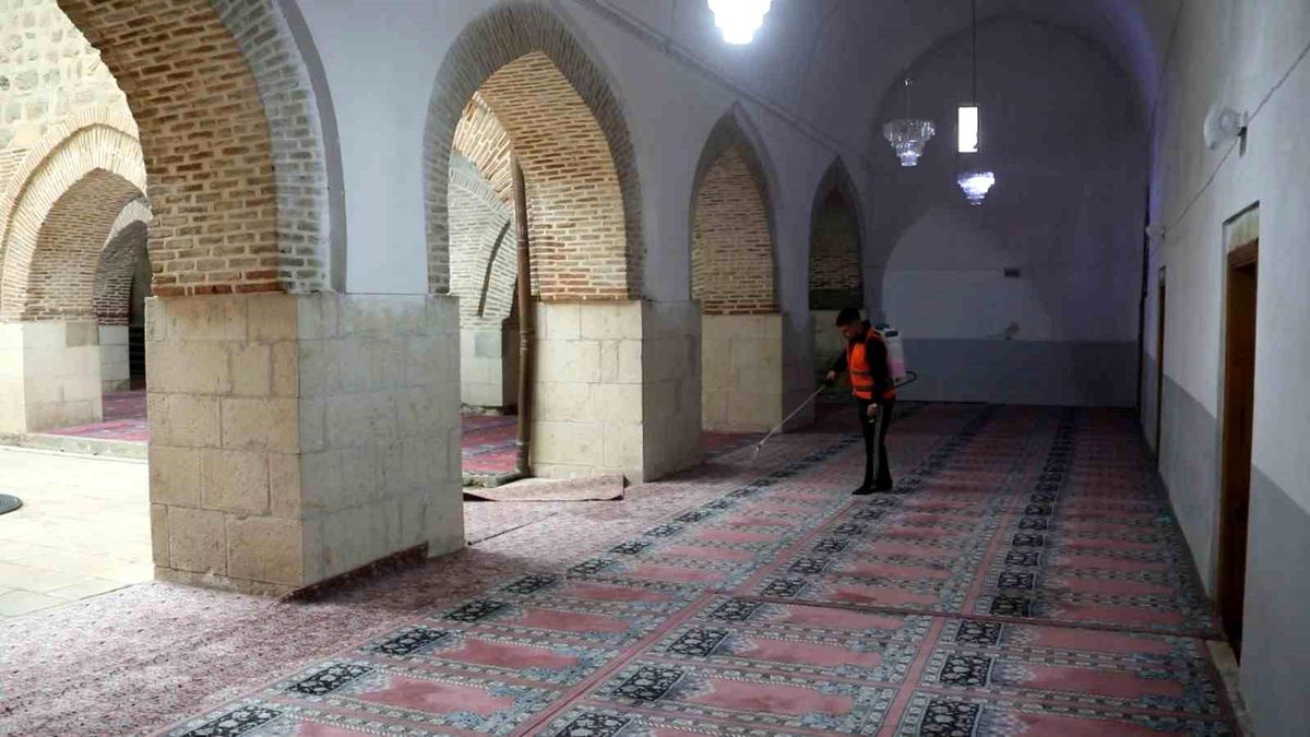 Elazığ’da bayram öncesi camilerde detaylı temizlik
