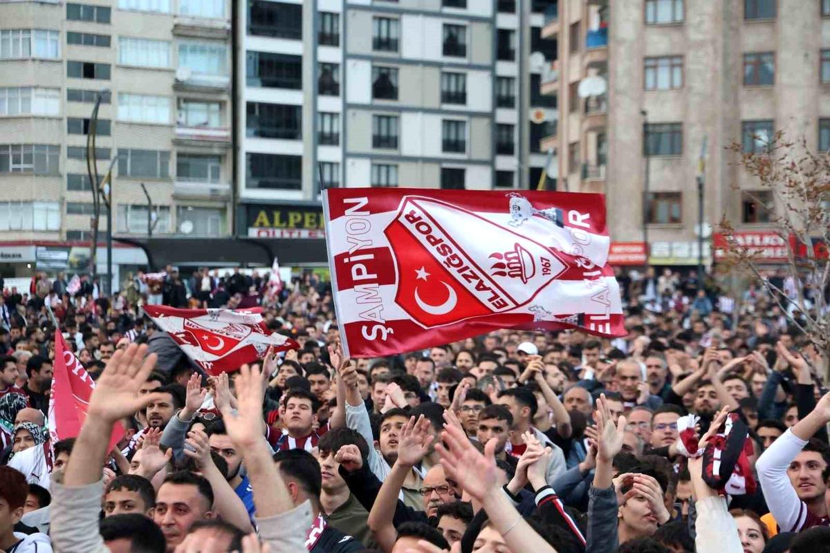 Elazığ’da binlerce taraftar, dev ekranda maçı izledi