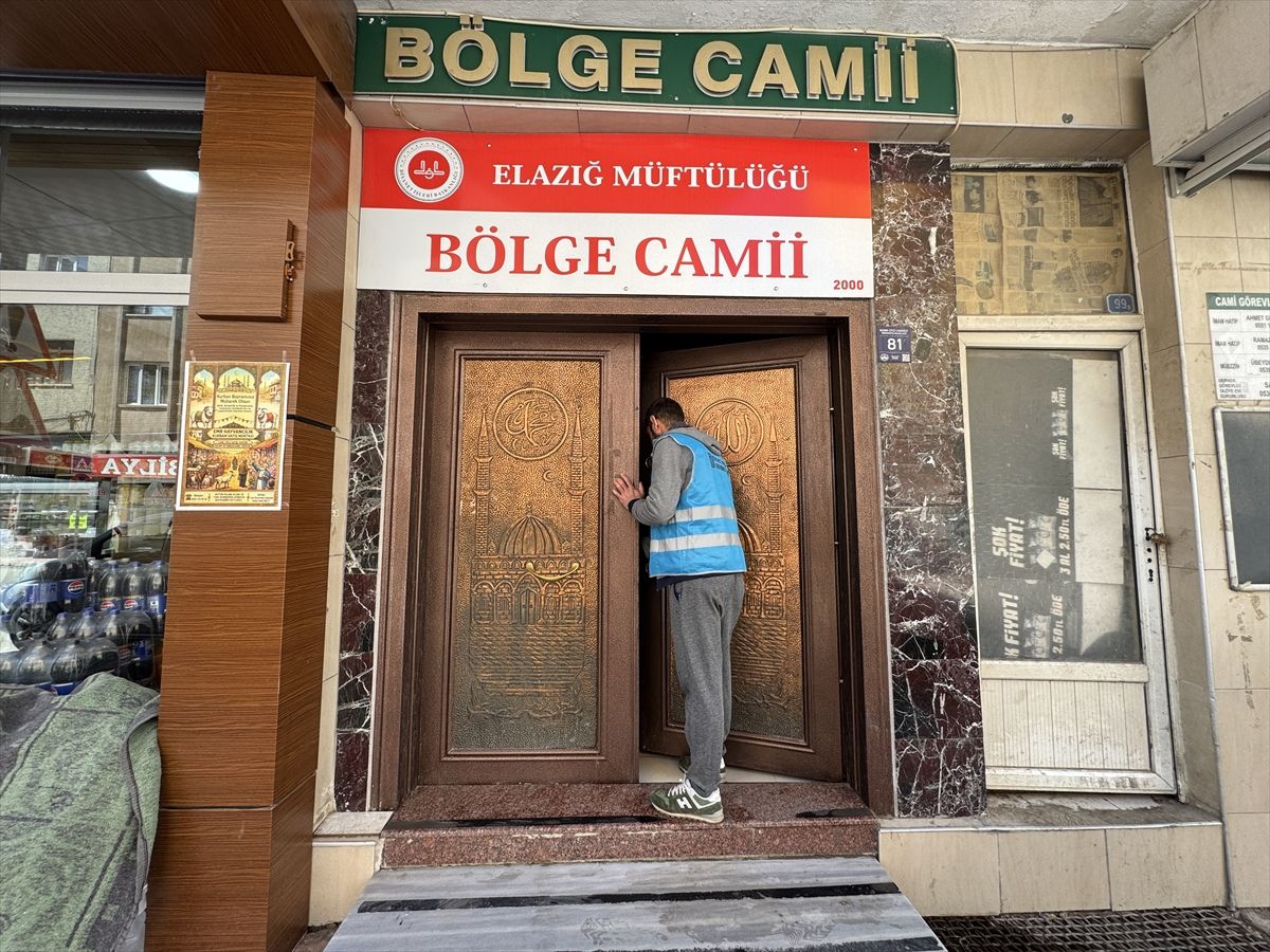 Elazığ’da yükümlüler bayram öncesi cami ve mezarlıkları temizliyor
