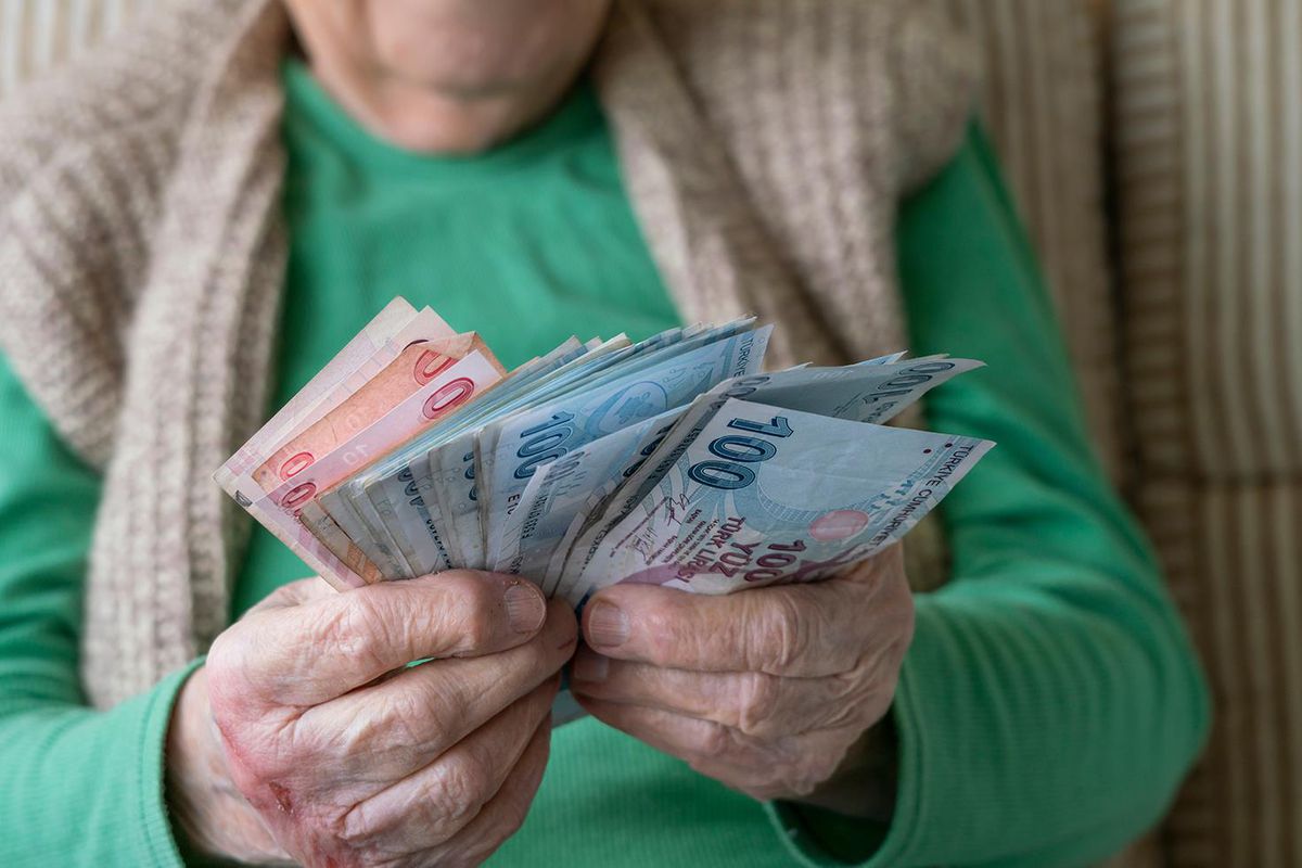Emeklilerin bayram ikramiyeleri ve aylıkları 17-22 Mayıs tarihlerinde hesaplara yatacak
