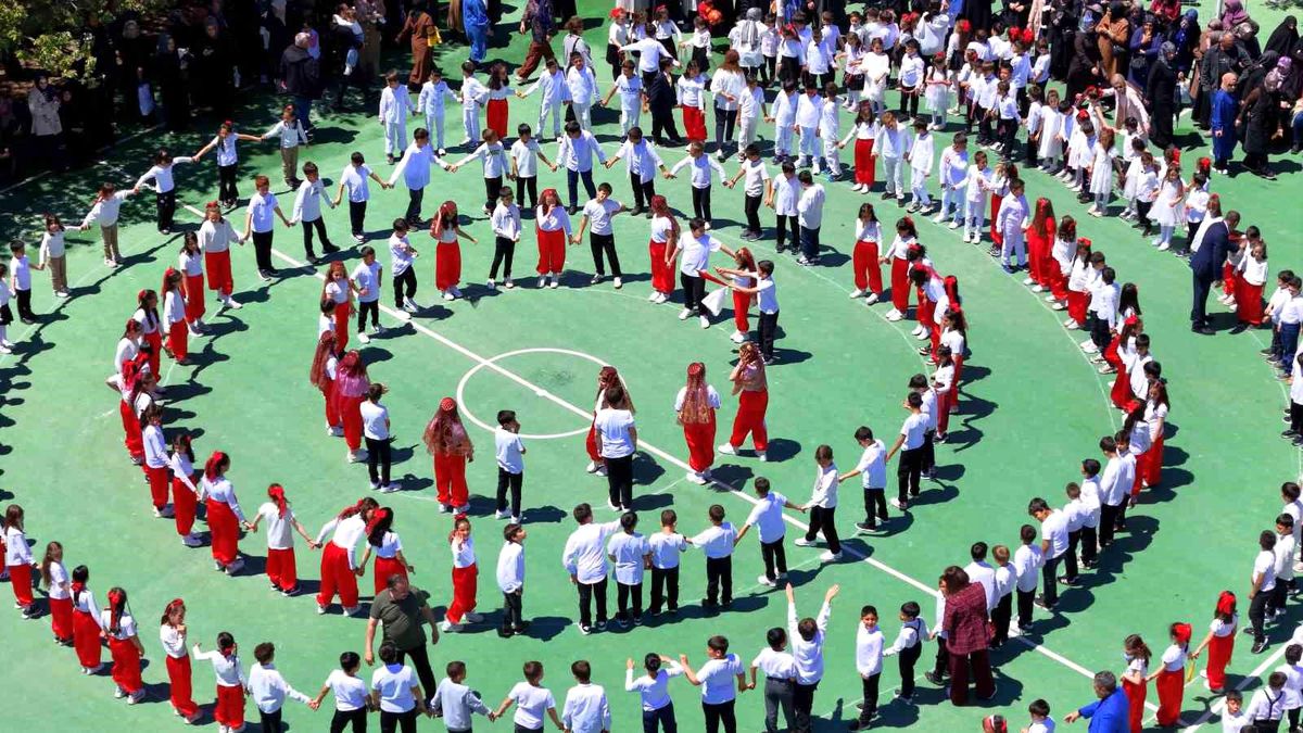 Erzincan’da 500 kişi dev halay çekti