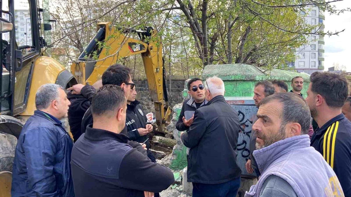 Erzurum’da Çifte Kardeşler Türbesi’nde yıkım gerginliği