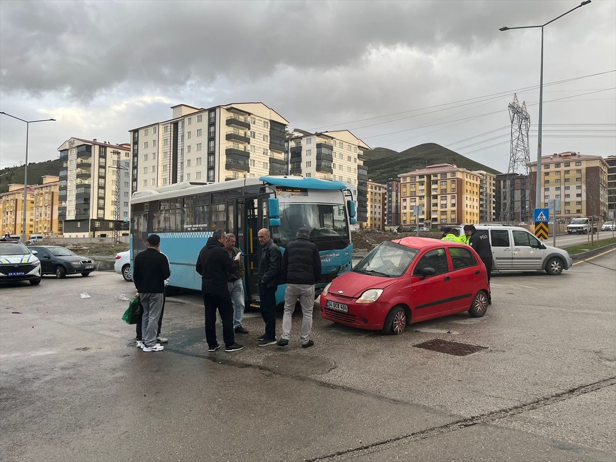 Erzurum’da otobüs-otomobil çarpıştı: 5 yaralı
