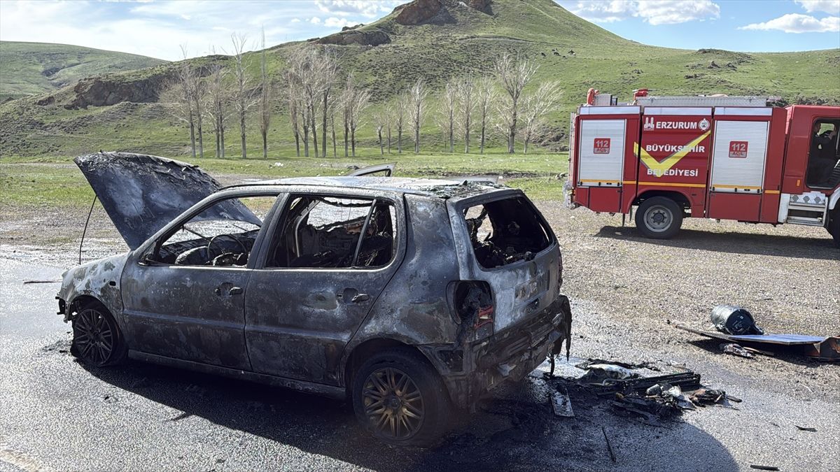Erzurum’da Alev Alan Otomobil Kullanılamaz Hale Geldi