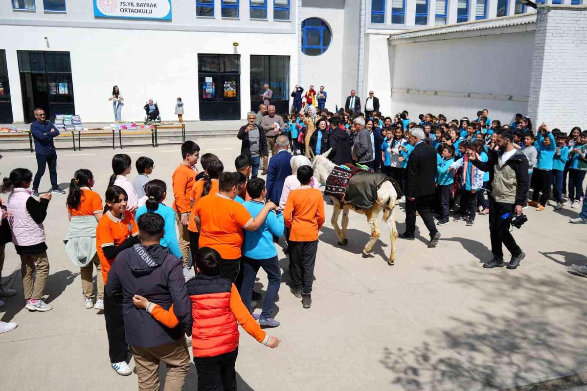 Eşekli Yazar Erzincan’da Öğrencilerle Buluştu