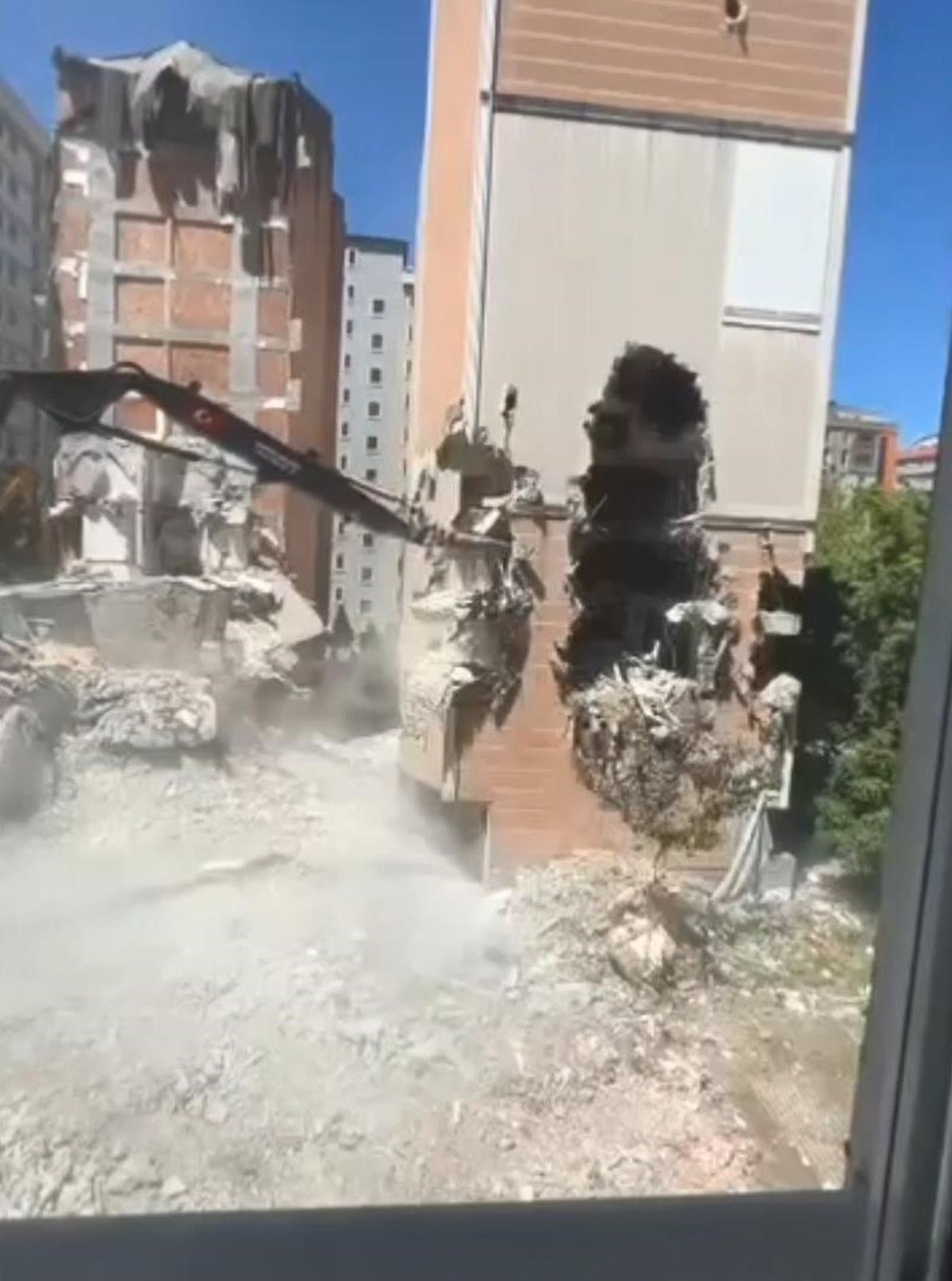 Esenyurt’ta Çöken Bina Panik Yarattı