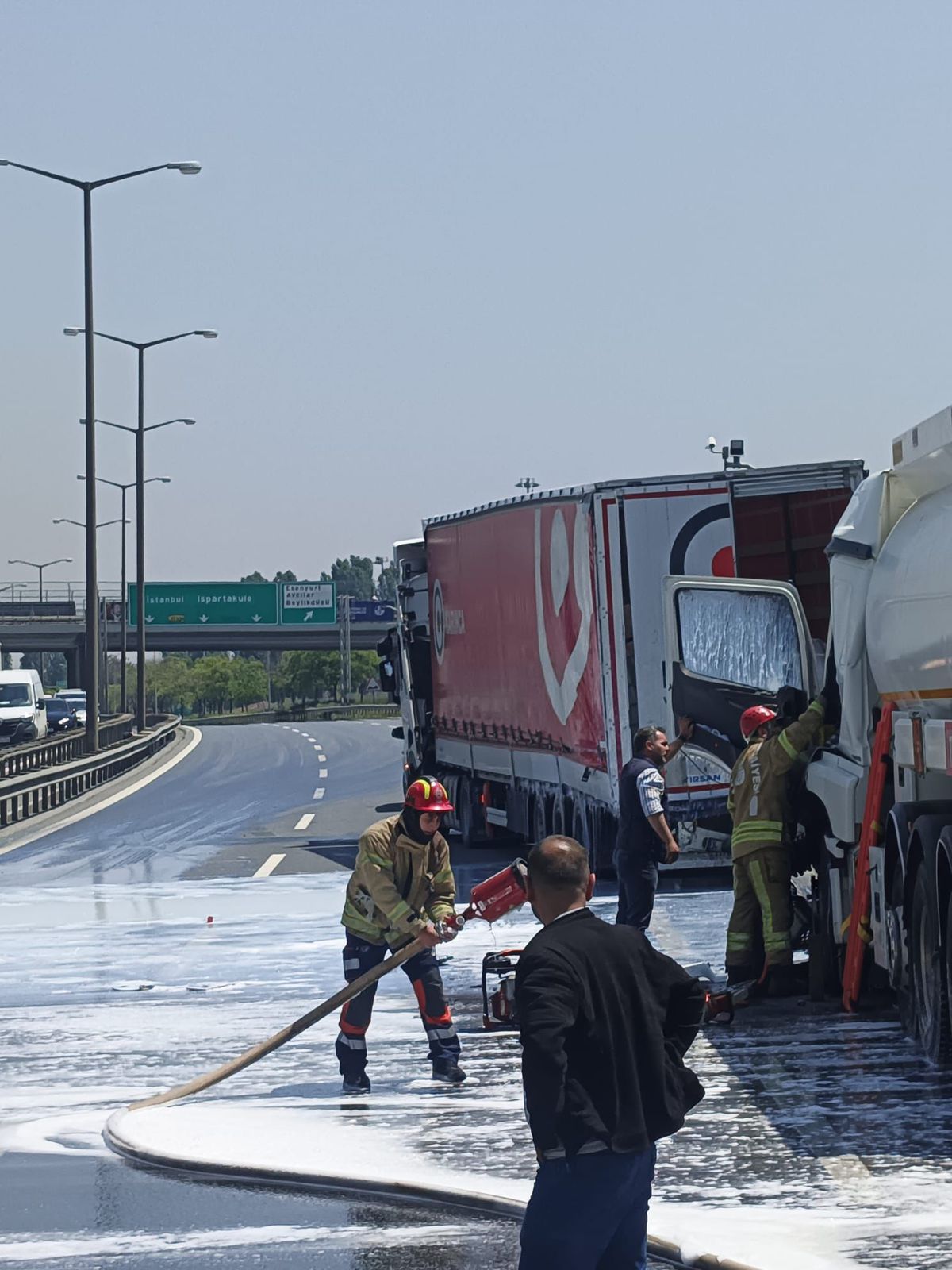 Esenyurt’ta Tanker ve TIR Çarpıştı