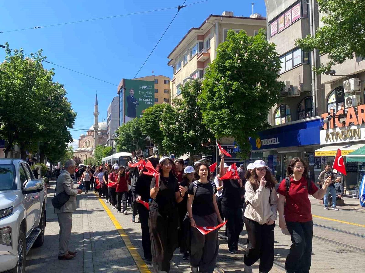 Eskişehir’de Gençlik Bayramı Yürüyüşü